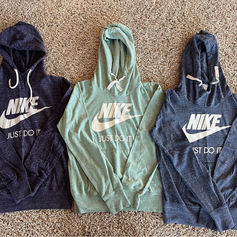 Lot of 3 long sleeve, hooded Nike shirts. All size medium.